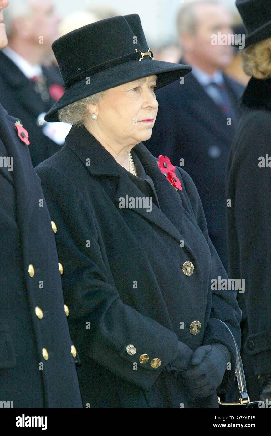 Königin Elizabeth II. Nimmt am 11/11/2004 an einem Gottesdienst zum Waffenstillstandstag auf dem Gelände der Londoner Westminster Abbey Teil. Stockfoto