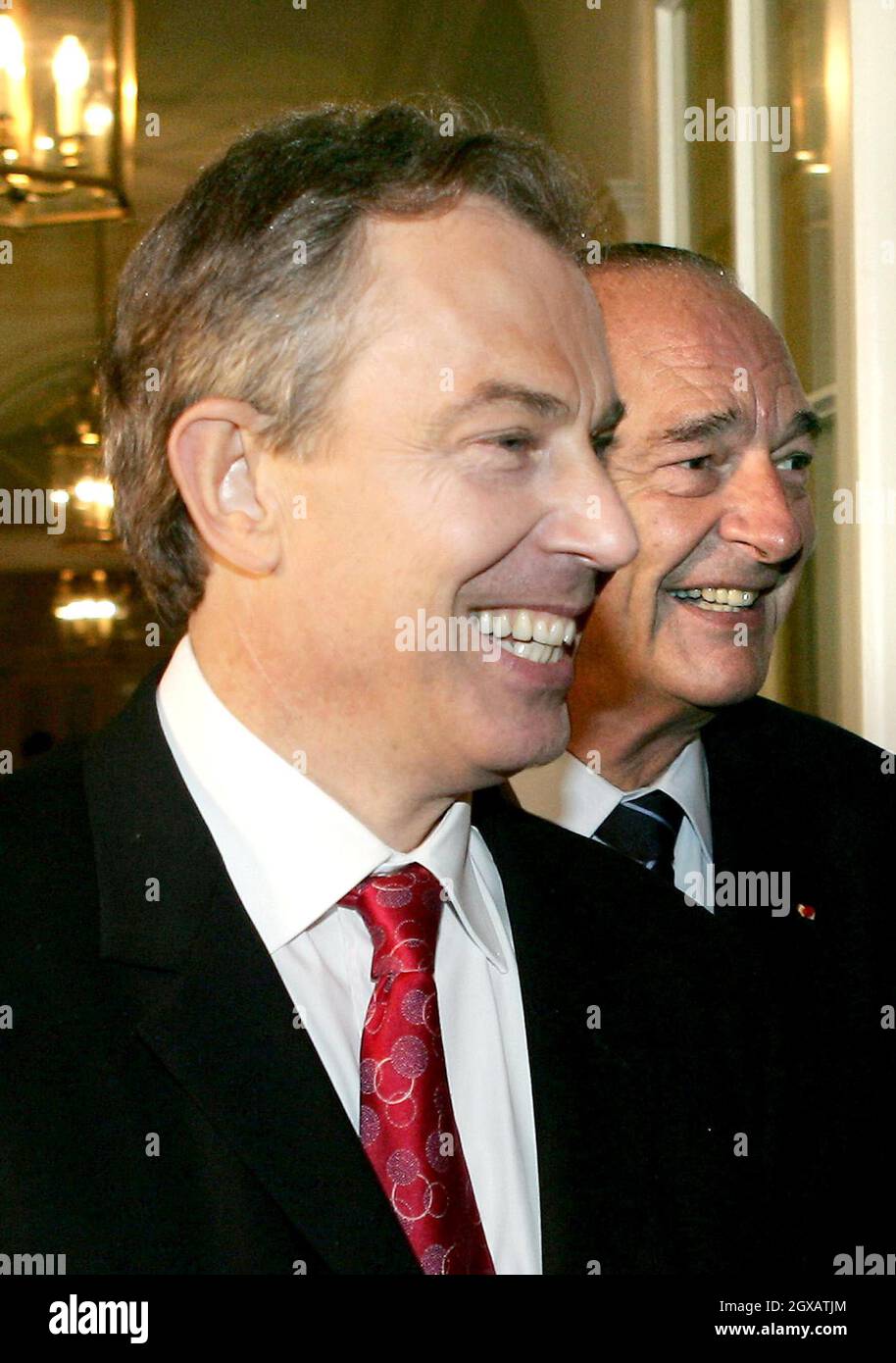 Der britische Premierminister Tony Blair (L) und der französische Präsident Jacques Chirac vor ihrem Treffen in der Downing Street 10 in London am 18. Dezember 2004. Chirac begann am Donnerstag einen zweitägigen Besuch in London für einen jährlichen englisch-französischen Gipfel mit dem Irak, der immer noch ein schmerzlicher Punkt in den Beziehungen zwischen den beiden europäischen Mächten ist. Anwar Hussein/allactiondigital.com Stockfoto