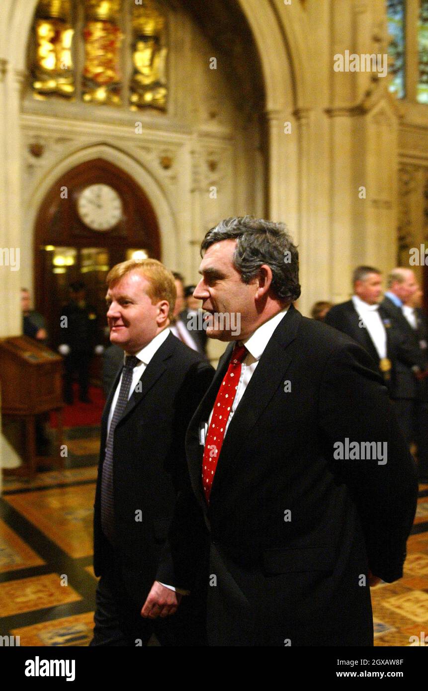 Kanzler Gordon Brown (R) läuft neben dem Führer der Liberaldemokraten Charles Kennedy (L) durch die Lobby der Kollegen, nachdem er die Rede der Königin im Oberhaus während der Eröffnung des Parlaments im Londoner Palace of Westminster am 23. November 2004 gehört hat. Anwar Hussein/allactiondigital.com Stockfoto