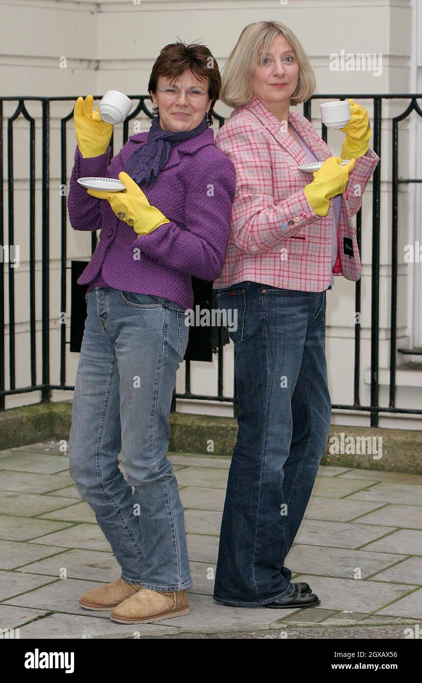 Julie Walters und Victoria Wood trinken Tassen Tee bei der Fotoausstellung für Acorn Antiques, eine Fernsehshow, die in ein Musical verwandelt wurde. Die Show findet ab dem 9.. Februar 2005 im Theatre Royal Haymarket in London statt. Stockfoto