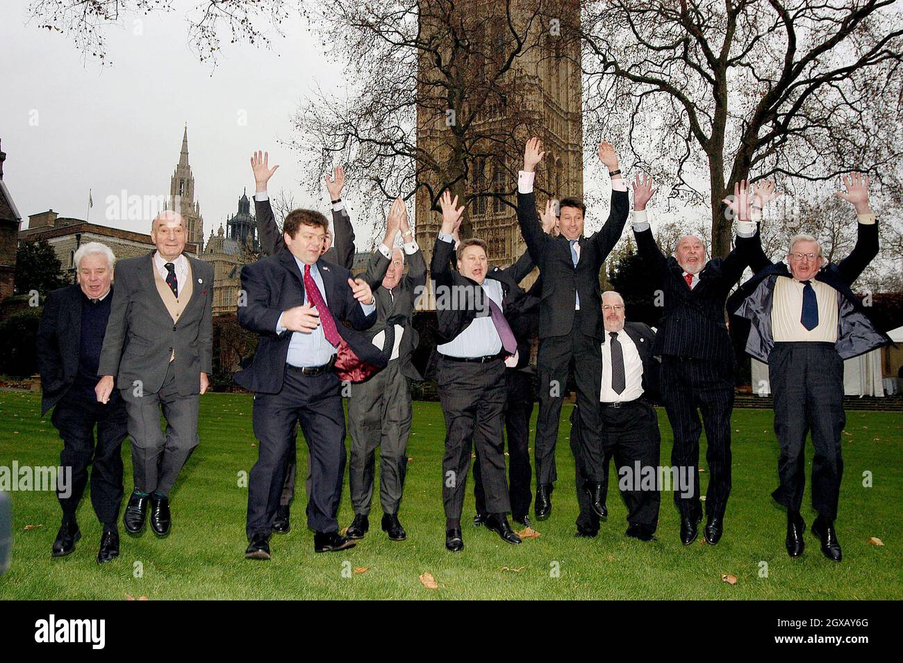 Lord Coe springt durch den EDF-Energiesprungzähler und springt zusammen mit Mitgliedern des House of Lords, um am Mittwoch, dem 15. Dezember, in Westminster College Gardens die Unterstützung für Londons olympische Bewerbung 2012 zu zeigen. Stockfoto