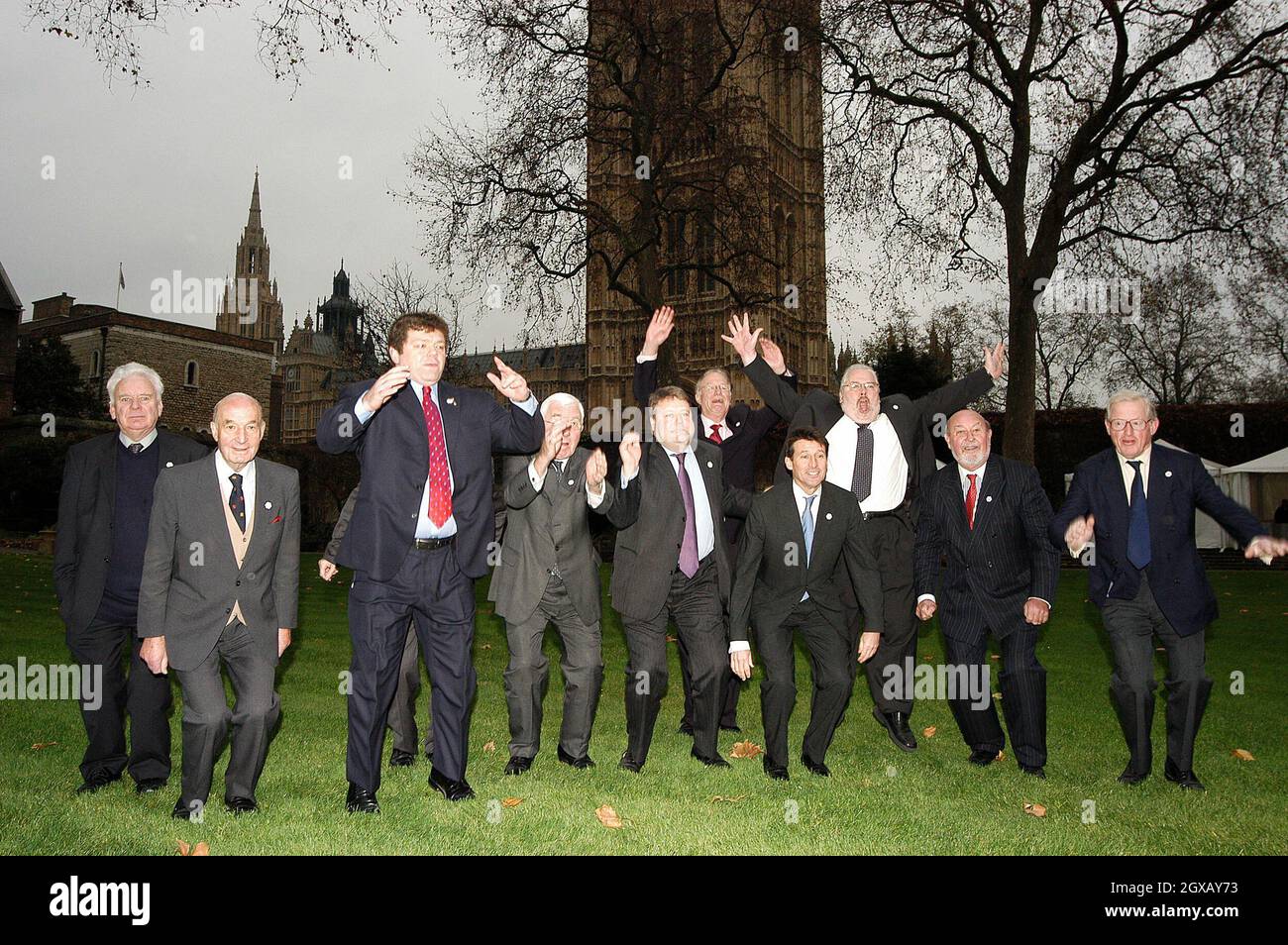 Lord Coe springt durch den EDF-Energiesprungzähler und springt zusammen mit Mitgliedern des House of Lords, um am Mittwoch, dem 15. Dezember, in Westminster College Gardens die Unterstützung für Londons olympische Bewerbung 2012 zu zeigen. Stockfoto