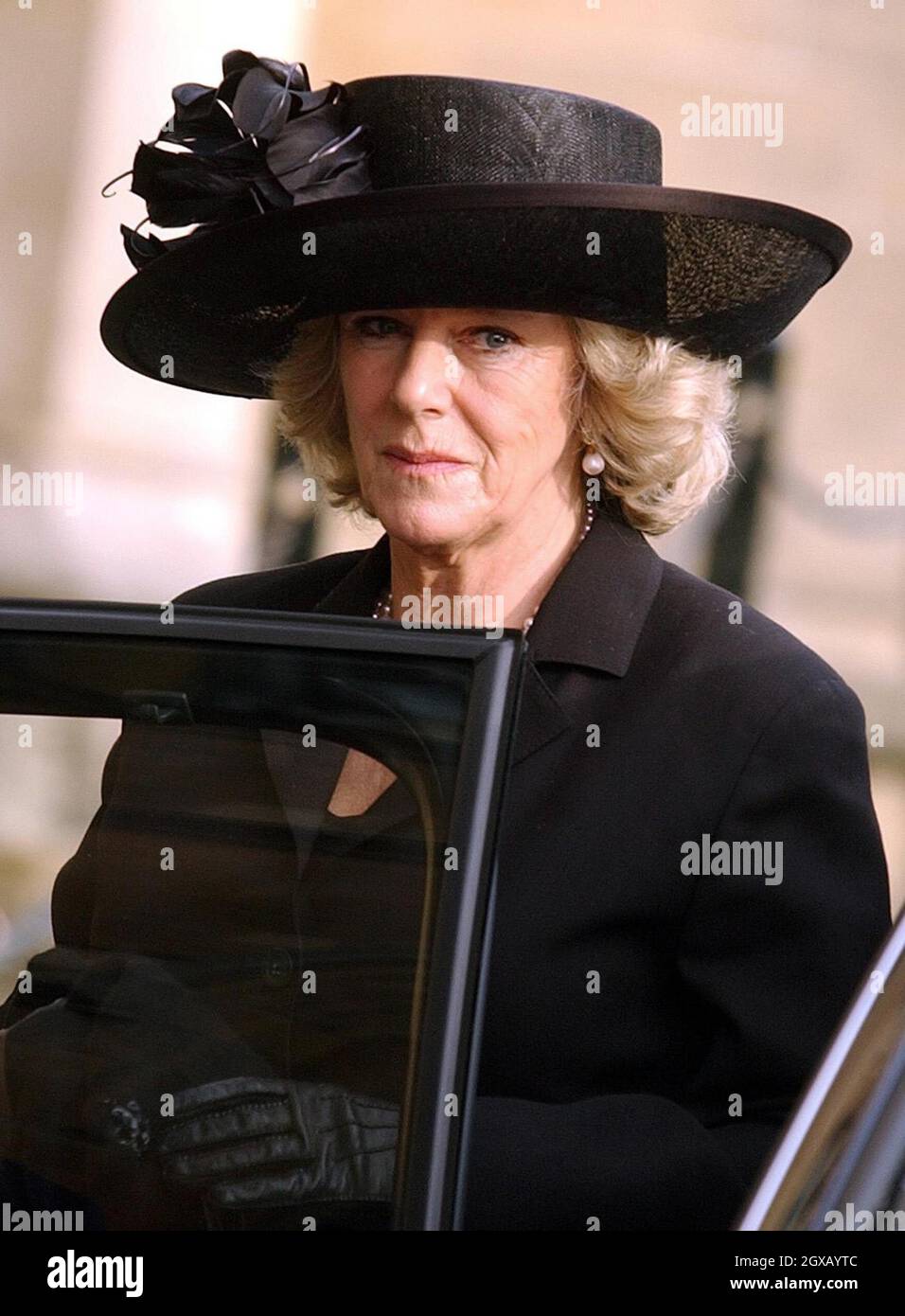 Camilla Parker Bowles kommt zur Beerdigung von Sir Angus Ogilvy am Mittwoch, den 5. Januar 2005, in der St. George's Chapel in Windsor Castle an. Sir Angus, der mit der Cousine der Königin, Prinzessin Alexandra, verheiratet war, starb am zweiten Weihnachtsfeiertag im Alter von 76 Jahren. Anwar Hussein/allactiondigital.com Stockfoto