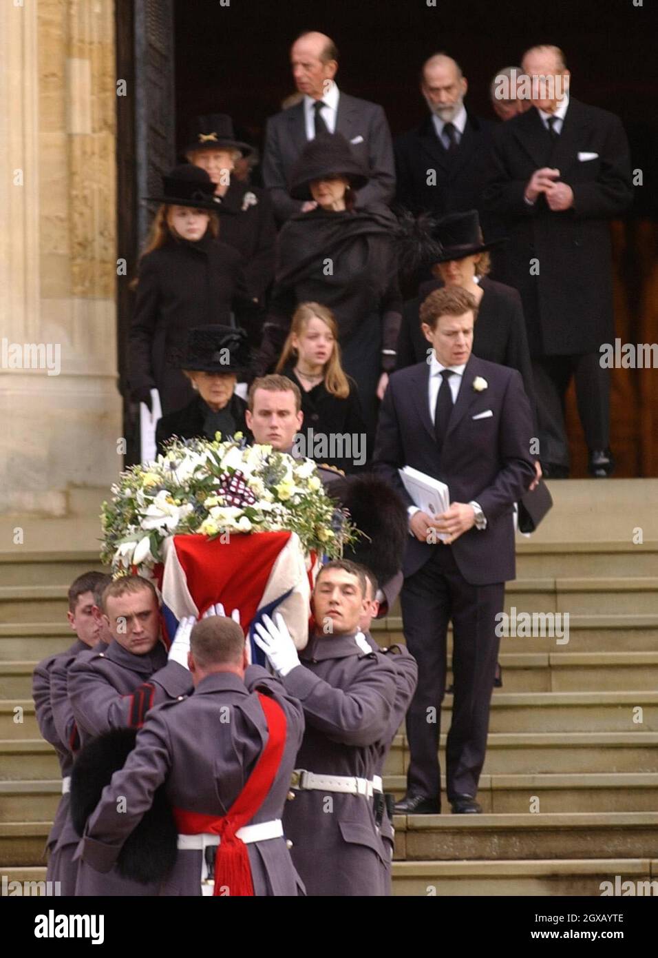 Prinzessin Alexandra (links in der ersten Trauerreihe) folgt dem Sarg ihres Mannes Sir Angus Ogilvy mit ihrer Tochter Marina (Mitte, in Schal) und ihrem Sohn James (rechts) mit anderen Familienmitgliedern in der St. George's Chapel, Windsor Castle, Mittwoch, 5. Januar 2005. Sir Angus, der mit der Cousine der Königin, Prinzessin Alexandra, verheiratet war, starb am zweiten Weihnachtsfeiertag im Alter von 76 Jahren. Anwar Hussein/allactiondigital.com Stockfoto