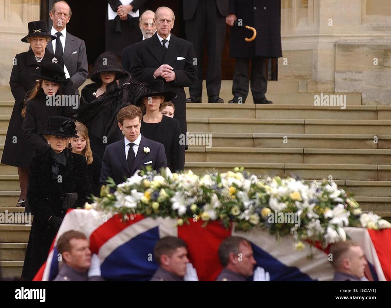 Prinzessin Alexandra (vorne, links) folgt dem Sarg ihres Mannes Sir Angus Ogilvy mit ihrer Tochter Marina (Mitte) und ihrem Sohn James (vorne, rechts) mit anderen Familienmitgliedern nach der Beerdigung in der St. Georges Chapel im Schloss Windsor, Mittwoch, 5. Januar 2005. Sir Angus starb am zweiten Weihnachtsfeiertag im Alter von 76 Jahren. Anwar Hussein/allactiondigital.com Stockfoto