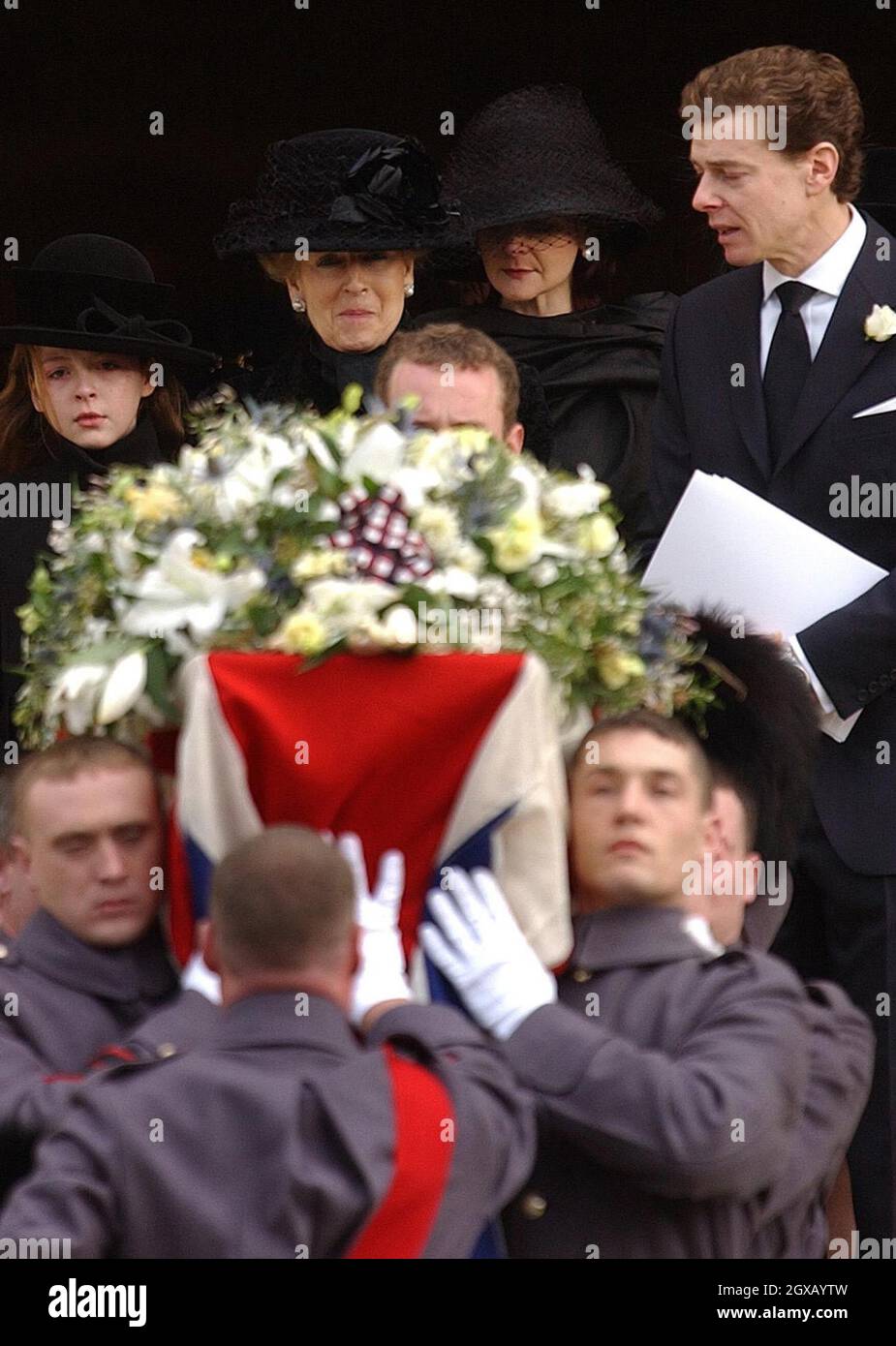 Prinzessin Alexandra (Mitte) folgt dem Sarg ihres Mannes Sir Angus Ogilvy mit ihrer Tochter Marina (3. Rechts) und ihrem Sohn James (rechts) mit anderen Familienmitgliedern nach der Beerdigung in der St. George's Chapel im Windsor Castle, Mittwoch, 5. Januar 2005. Sir Angus, Ehemann der Cousine der Königin, Prinzessin Alexandra, starb am zweiten Weihnachtsfeiertag im Alter von 76 Jahren. Anwar Hussein/allactiondigital.com Stockfoto