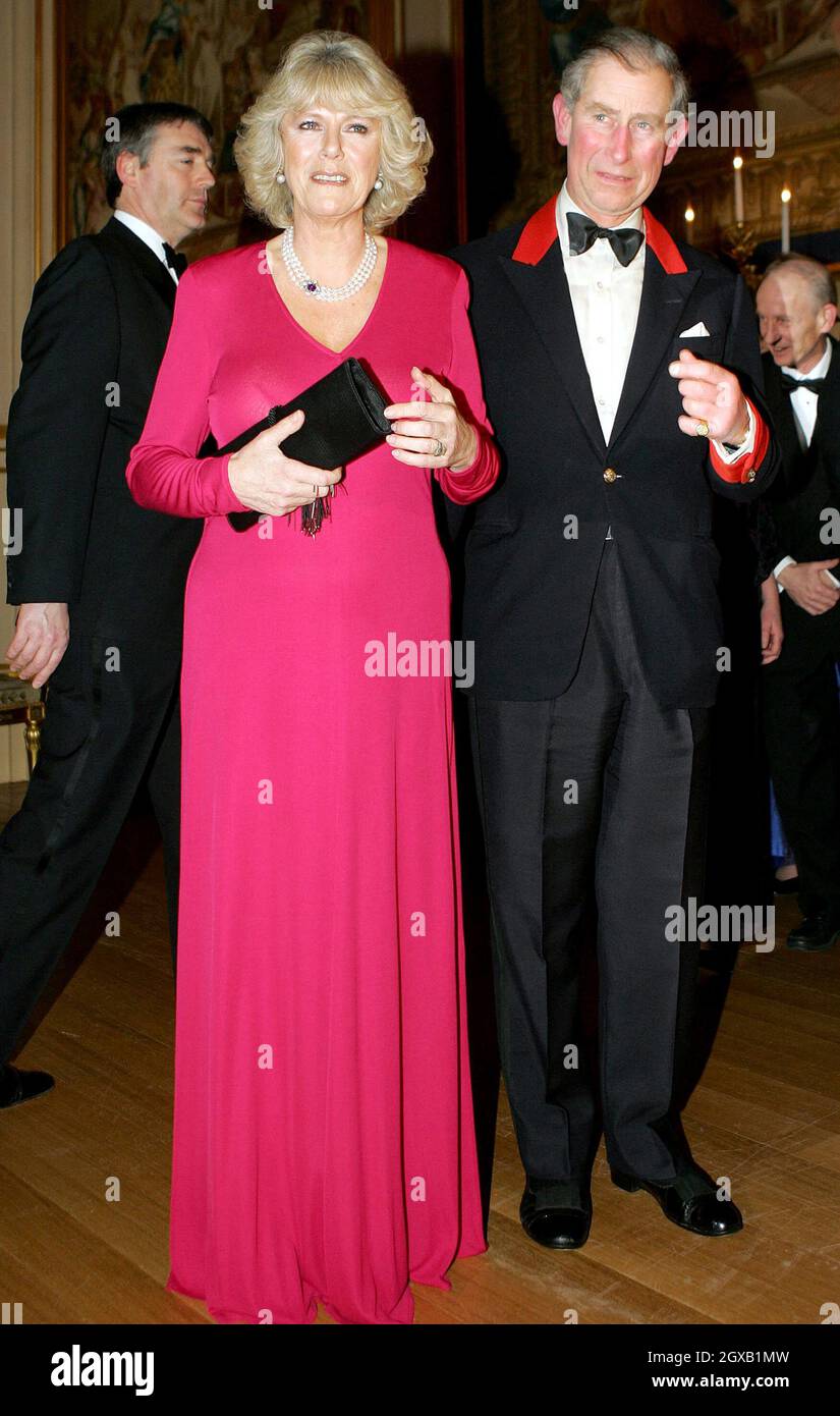 Prinz Charles und Camilla Parker Bowles kommen zu einer Party im Schloss Windsor, nachdem sie ihre Verlobung Anfang des 10. Februar 2005 angekündigt hatten. Der britische Prinz Charles und seine langjährige Gefährtin Camilla Parker Bowles sollen heiraten, kündigte sein Büro am Donnerstag an und besiegelt damit eine Beziehung, die vor 35 Jahren zum ersten Mal aufblühte. Stockfoto