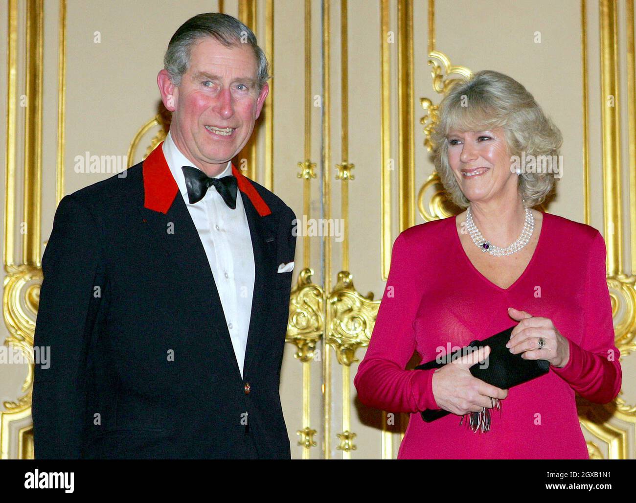 Prinz Charles und Camilla Parker Bowles kommen zu einer Party im Schloss Windsor, nachdem sie ihre Verlobung Anfang des 10. Februar 2005 angekündigt hatten. Der britische Prinz Charles und seine langjährige Gefährtin Camilla Parker Bowles sollen heiraten, kündigte sein Büro am Donnerstag an und besiegelt damit eine Beziehung, die vor 35 Jahren zum ersten Mal aufblühte. Stockfoto