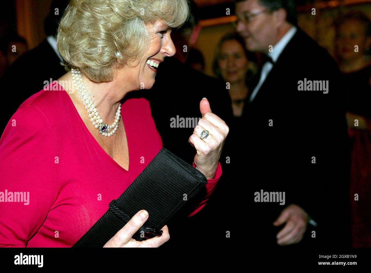 Prinz Charles und Camilla Parker Bowles kommen zu einer Party im Schloss Windsor, nachdem sie ihre Verlobung Anfang des 10. Februar 2005 angekündigt hatten. Der britische Prinz Charles und seine langjährige Gefährtin Camilla Parker Bowles sollen heiraten, kündigte sein Büro am Donnerstag an und besiegelt damit eine Beziehung, die vor 35 Jahren zum ersten Mal aufblühte. Stockfoto