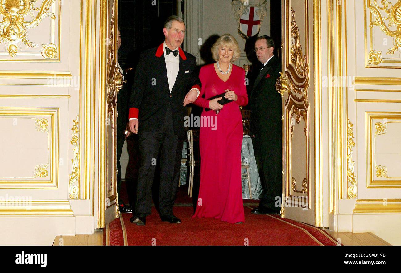 Prinz Charles und Camilla Parker Bowles kommen zu einer Party im Schloss Windsor, nachdem sie ihre Verlobung Anfang des 10. Februar 2005 angekündigt hatten. Der britische Prinz Charles und seine langjährige Gefährtin Camilla Parker Bowles sollen heiraten, kündigte sein Büro am Donnerstag an und besiegelt damit eine Beziehung, die vor 35 Jahren zum ersten Mal aufblühte. Stockfoto