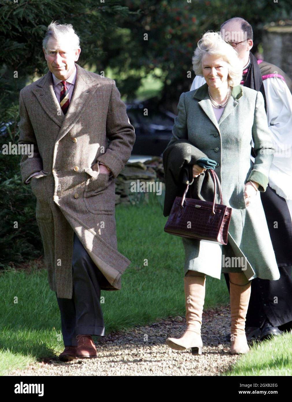 Der Prinz von Wales und seine Partnerin Camilla Parker Bowles werden von Reverend Christopher Mullholland empfangen, als sie am Sonntag, dem 13 2005. Februar, zu einem Gottesdienst in der St. Lawrence's Church in Didmarton, Gloucestershire, eintreffen. Anwar Hussein/allactiondigital.com Stockfoto