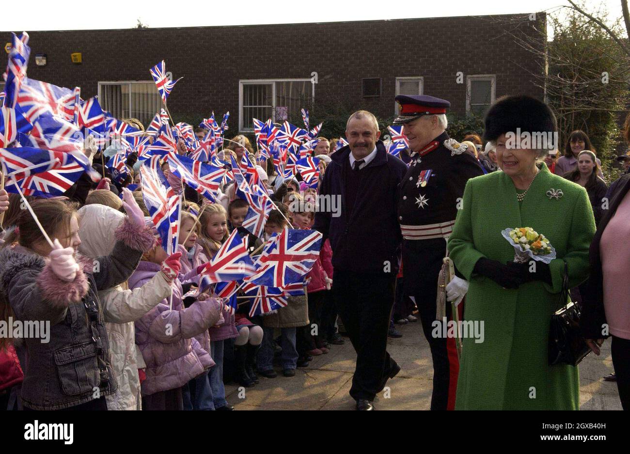Königin Elizabeth II. Besucht den Park, ein ehemaliges Schulgebäude, in dem heute verschiedene Jugendentwicklungsprojekte und kleine Unternehmen untergebracht sind, während eines eintägigen Besuchs in Bristol am 25. Februar 2005 in Bristol, England. Die Queen traf Studenten und Mitarbeiter, während sie einige der Unternehmen besuchte, darunter Sure Start Early Years Nursery, Urban II und Fast Fix Builders. Sie sah sich auch eine Performance von Studenten der darstellenden Kunst an. Anwar Hussein/allactiondigital.com Stockfoto