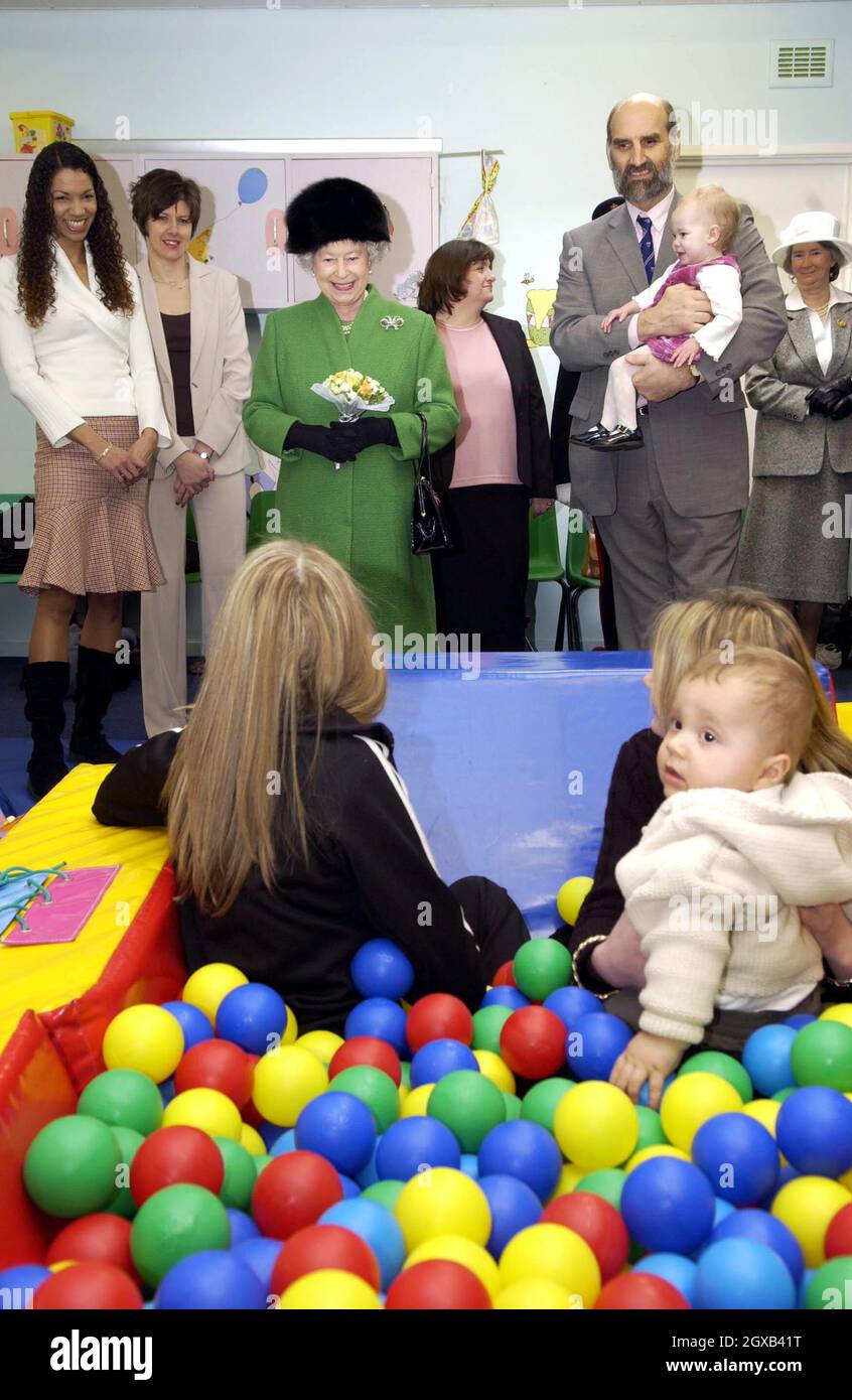 Königin Elizabeth II. Besucht den Park, ein ehemaliges Schulgebäude, in dem heute verschiedene Jugendentwicklungsprojekte und kleine Unternehmen untergebracht sind, während eines eintägigen Besuchs in Bristol am 25. Februar 2005 in Bristol, England. Die Queen traf Studenten und Mitarbeiter, während sie einige der Unternehmen besuchte, darunter Sure Start Early Years Nursery, Urban II und Fast Fix Builders. Sie sah sich auch eine Performance von Studenten der darstellenden Kunst an. Anwar Hussein/allactiondigital.com Stockfoto
