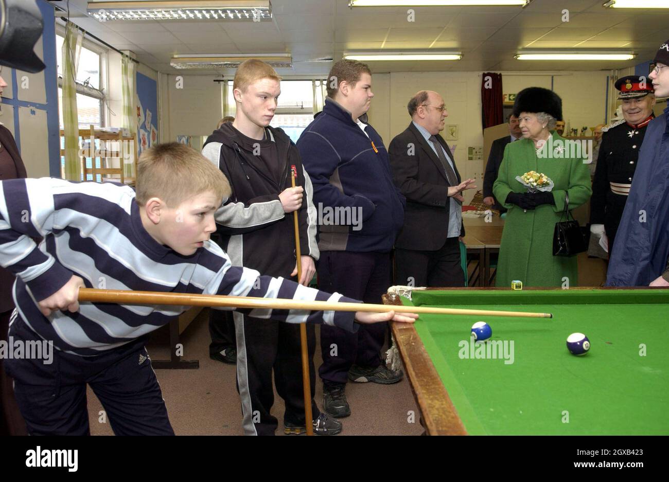 Königin Elizabeth II. Besucht den Park, ein ehemaliges Schulgebäude, in dem heute verschiedene Jugendentwicklungsprojekte und kleine Unternehmen untergebracht sind, während eines eintägigen Besuchs in Bristol am 25. Februar 2005 in Bristol, England. Die Queen traf Studenten und Mitarbeiter, während sie einige der Unternehmen besuchte, darunter Sure Start Early Years Nursery, Urban II und Fast Fix Builders. Sie sah sich auch eine Performance von Studenten der darstellenden Kunst an. Anwar Hussein/allactiondigital.com Stockfoto
