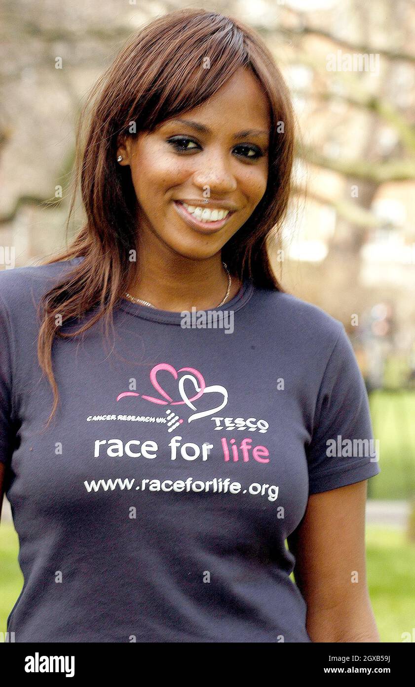 Shaznay Lewis startet am 16. März in Lincoln's Inn Fields, London, einen fünf Kilometer langen Charity Walk, Cancer Research UK. Stockfoto