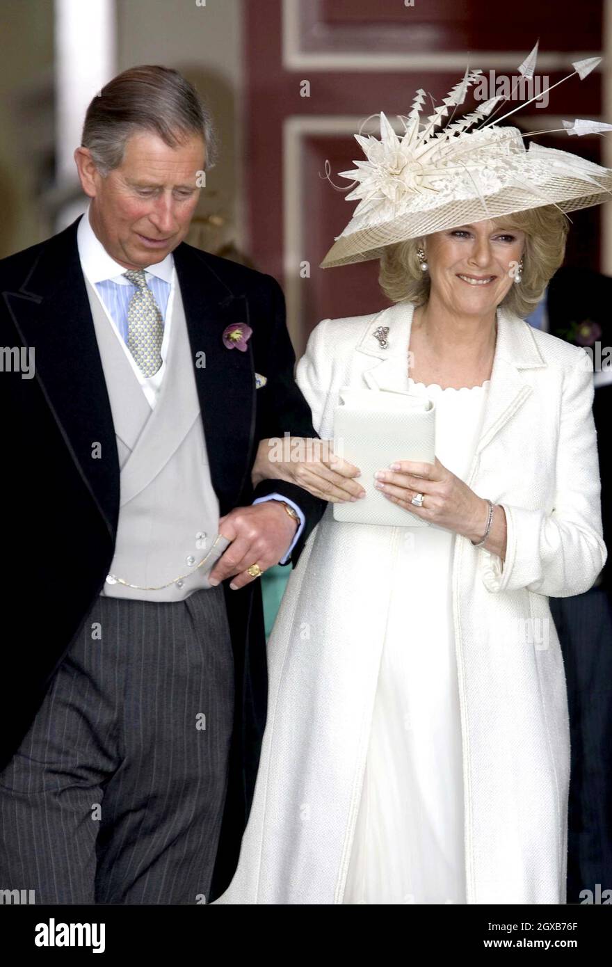 Der britische Prinz Charles, der Prinz von Wales und Camilla Parker Bowles im Guildhall, Windsor, am Samstag, den 9. April 2005, zu ihrer Hochzeitszeremonie. Die Hochzeit des Paares wird später in der St. George's Chapel von Windsor Castle gesegnet. Anwar Hussein/allactiondigital.com Stockfoto