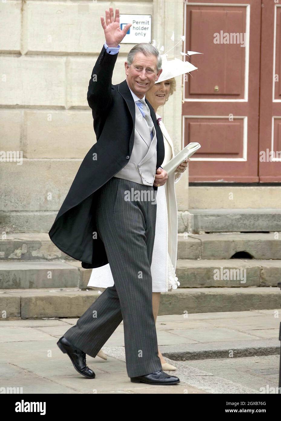 Der britische Prinz Charles, der Prinz von Wales und Camilla Parker Bowles im Guildhall, Windsor, am Samstag, den 9. April 2005, zu ihrer Hochzeitszeremonie. Die Hochzeit des Paares wird später in der St. George's Chapel von Windsor Castle gesegnet. Anwar Hussein/allactiondigital.com Stockfoto