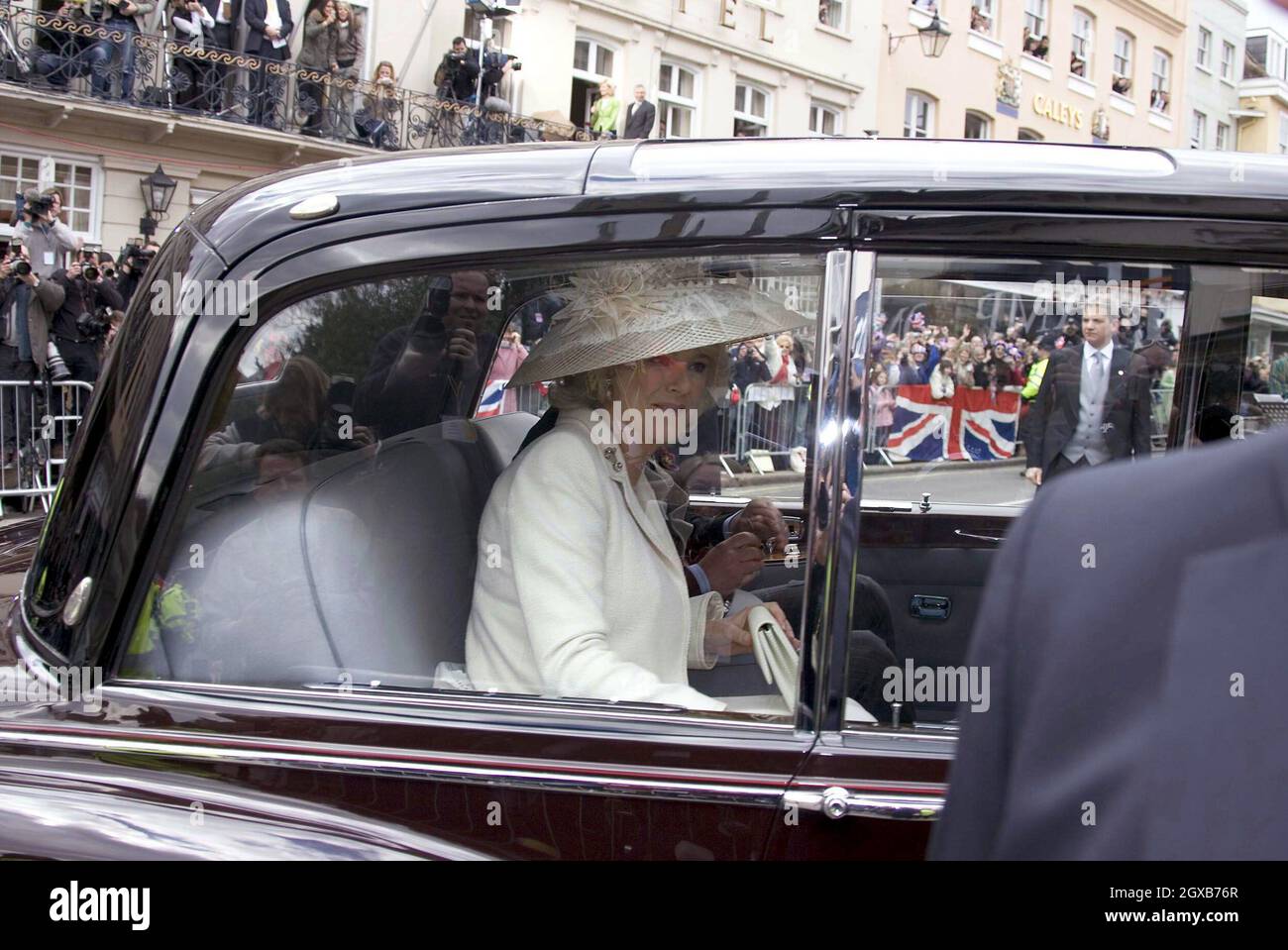 Der britische Prinz Charles, der Prinz von Wales und Camilla Parker Bowles im Guildhall, Windsor, am Samstag, den 9. April 2005, zu ihrer Hochzeitszeremonie. Die Hochzeit des Paares wird später in der St. George's Chapel von Windsor Castle gesegnet. Anwar Hussein/allactiondigital.com Stockfoto