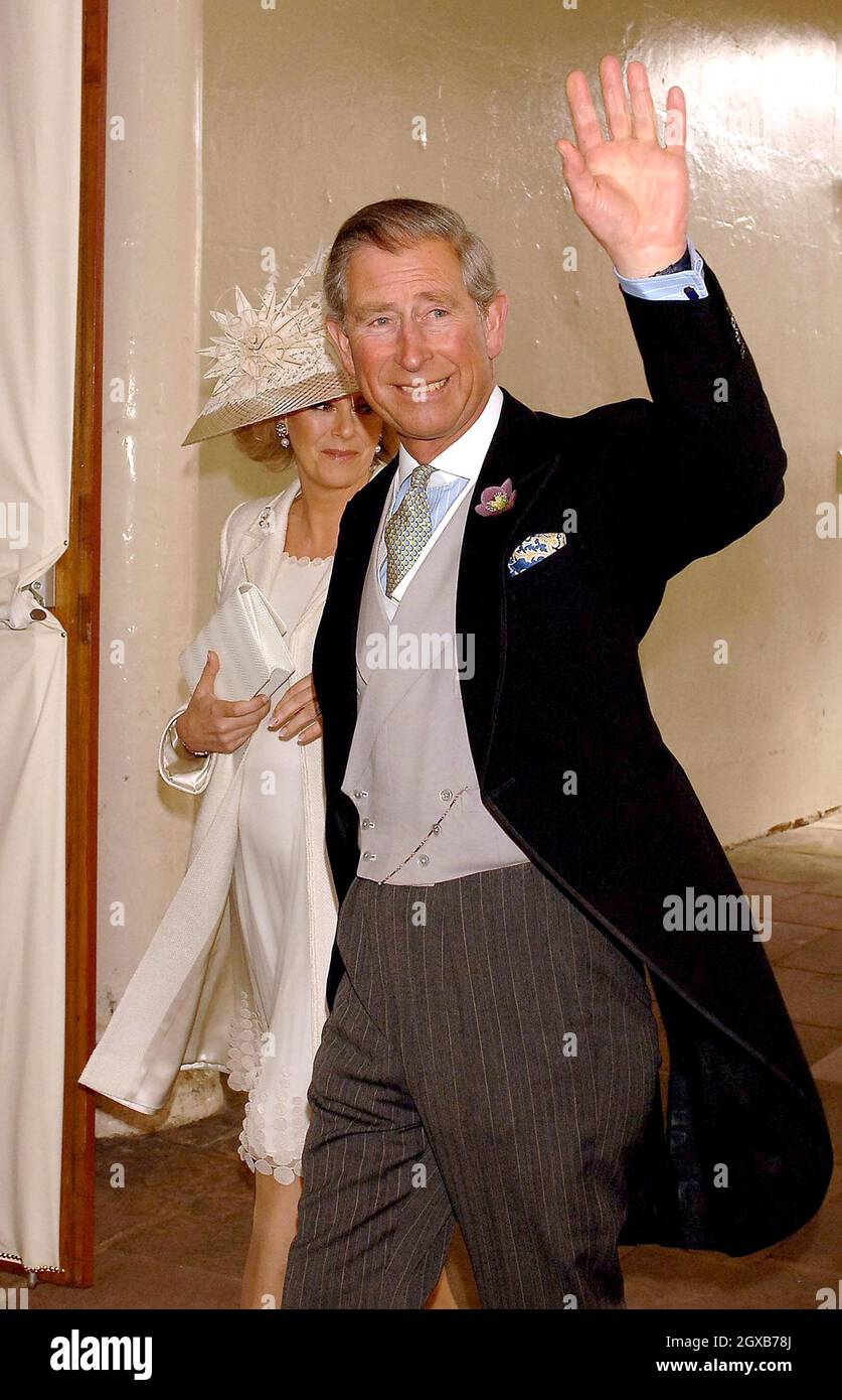 Der britische Prinz Charles, der Prinz von Wales und Camilla Parker Bowles treffen am Samstag, den 9. April 2005, zur Hochzeitszeremonie in der Guildhall, Windsor, ein. Die Hochzeit des Paares wird später in der St. George's Chapel von Windsor Castle gesegnet. Anwar Hussein/allactiondigital.com Stockfoto