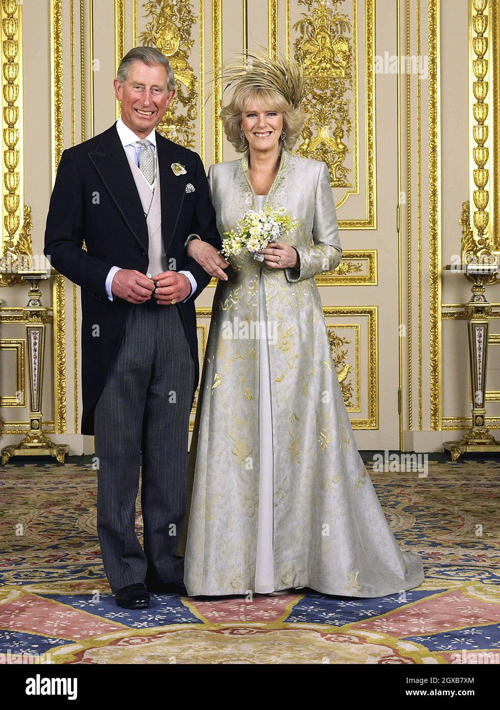 Der Prinz von Wales und seine neue Braut Camilla, Herzogin von Cornwall, im White Drawing Room im Windsor Castle am Samstag, den 9 2005. April, nach ihrer Hochzeitszeremonie. Rota/Anwar Hussein Collection/allactiondigital.com Stockfoto