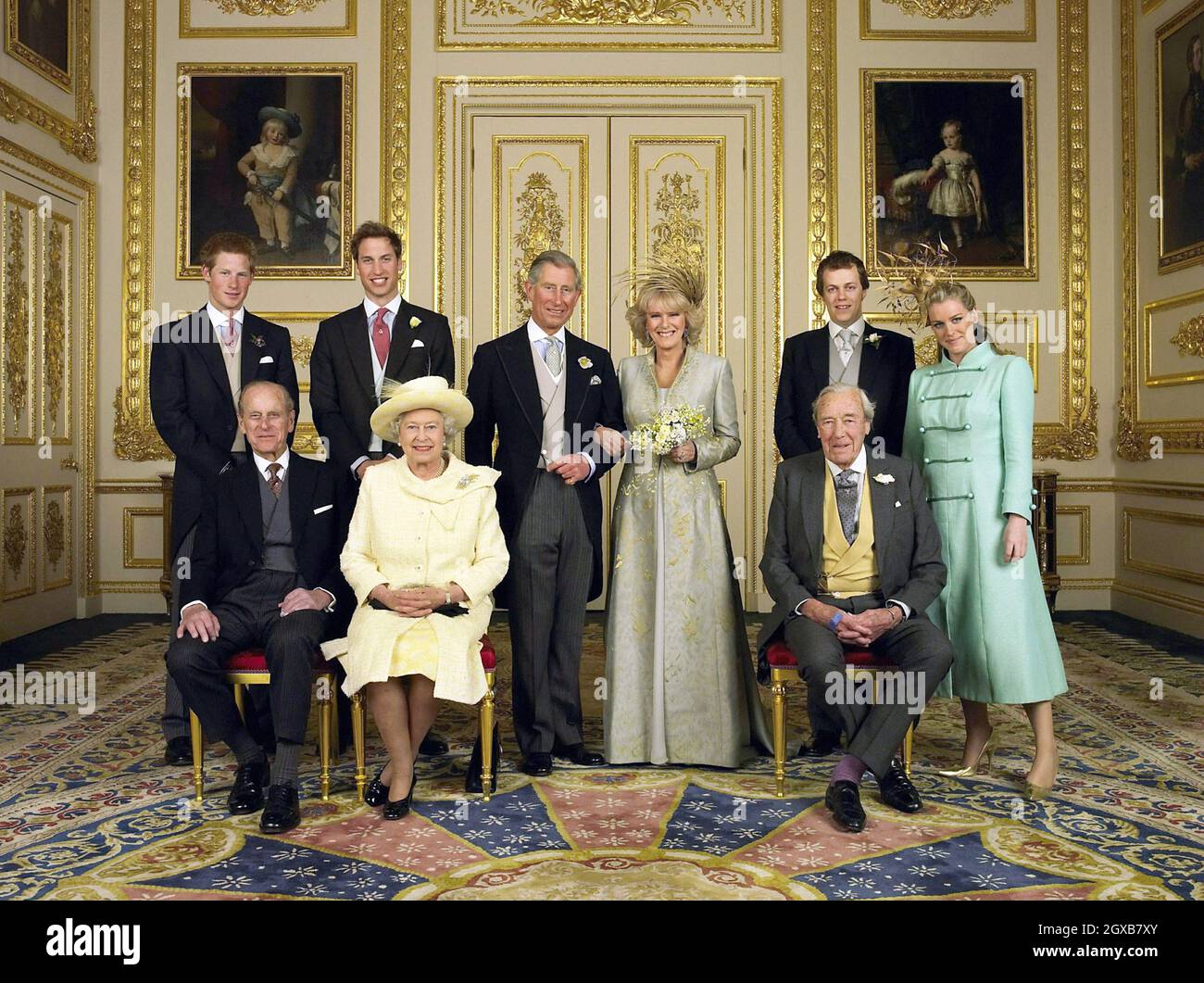 Der Prinz von Wales und seine neue Braut Camilla, Herzogin von Cornwall, mit ihren Familien (L-R hintere Reihe) Prinz Harry, Prinz William, Tom und Laura Parker Bowles (L-R vordere Reihe) Herzog von Edinburgh, die britische Königin Elizabeth II und Camilla's Vater Major Bruce Shand, Nach der Hochzeitszeremonie im White Drawing Room des Windsor Castle. Stockfoto