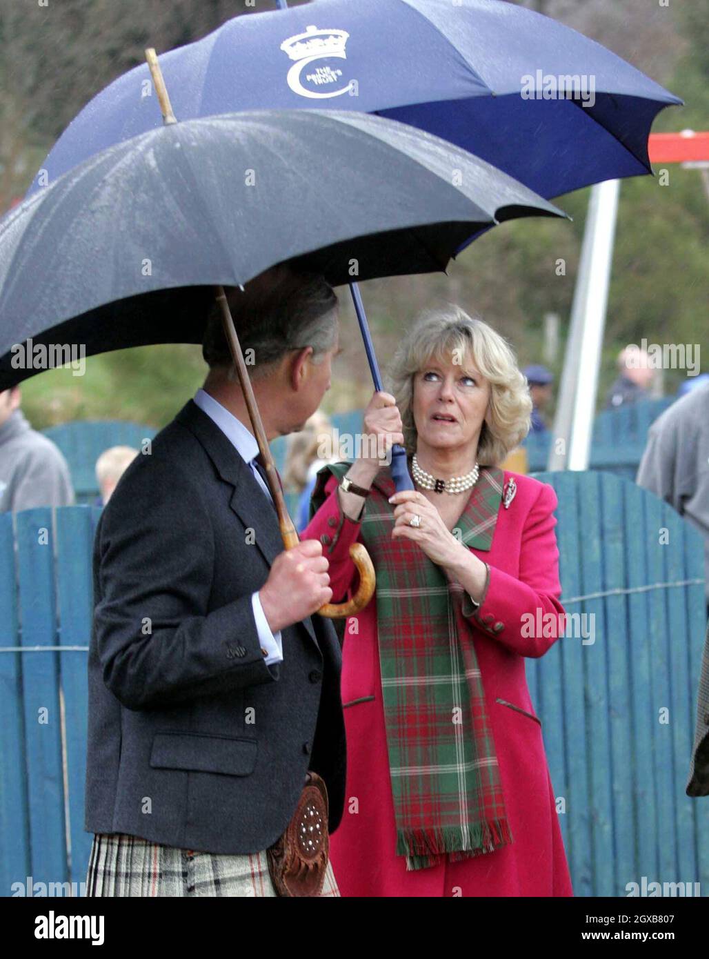 Das Königspaar Prince Charles und Camilla, Herzogin von Cornwall (bekannt als die Herzogin von Rothesay in Schottland) nehmen sich von ihren Flitterwochen in Birkhall auf dem Aberdeenshire Estate der Queen Zeit, um am 14. April ihre erste gemeinsame offizielle Verlobung zum Monaltria Park-Kinderspielplatz in Ballater bei Balmoral zu Unternehmen. 2005 in Aberdeenshire, Schottland. Anwar Hussein/allactiondigital.com *** Ortsüberschrift *** Prinz Charles; Herzogin von Rothesay Stockfoto