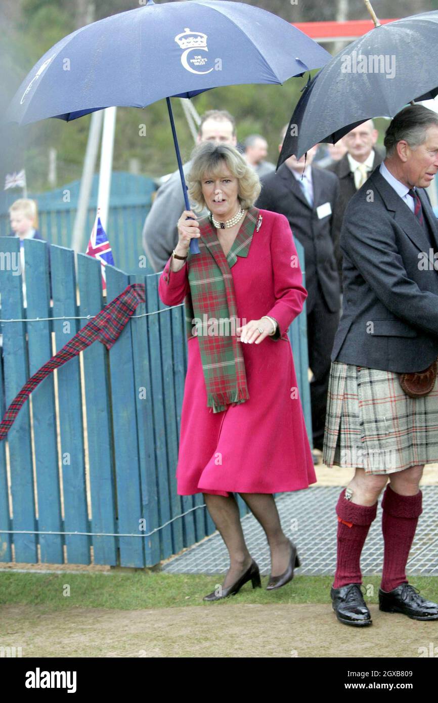 Das Königspaar Prince Charles und Camilla, Herzogin von Cornwall (bekannt als die Herzogin von Rothesay in Schottland) nehmen sich von ihren Flitterwochen in Birkhall auf dem Aberdeenshire Estate der Queen Zeit, um am 14. April ihre erste gemeinsame offizielle Verlobung zum Monaltria Park-Kinderspielplatz in Ballater bei Balmoral zu Unternehmen. 2005 in Aberdeenshire, Schottland. Anwar Hussein/allactiondigital.com *** Ortsüberschrift *** Prinz Charles; Herzogin von Rothesay Stockfoto