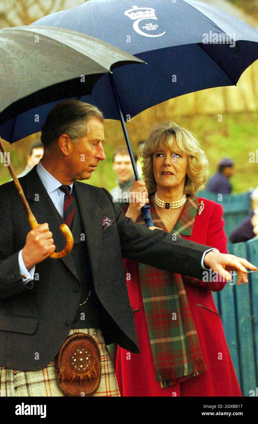 Das Königspaar Prince Charles und Camilla, Herzogin von Cornwall (bekannt als Herzogin von Rothesay in Schottland) nehmen sich von ihren Flitterwochen in Birkhall auf dem Aberdeenshire Estate der Queen Zeit, um am 14. April ihre erste gemeinsame offizielle Verlobung zum Monaltria Park-Kinderspielplatz in Ballater bei Balmoral zu Unternehmen. 2005 in Aberdeenshire, Schottland. Anwar Hussein/allactiondigital.com *** Ortsüberschrift *** Prinz Charles; Herzogin von Rothesay Stockfoto