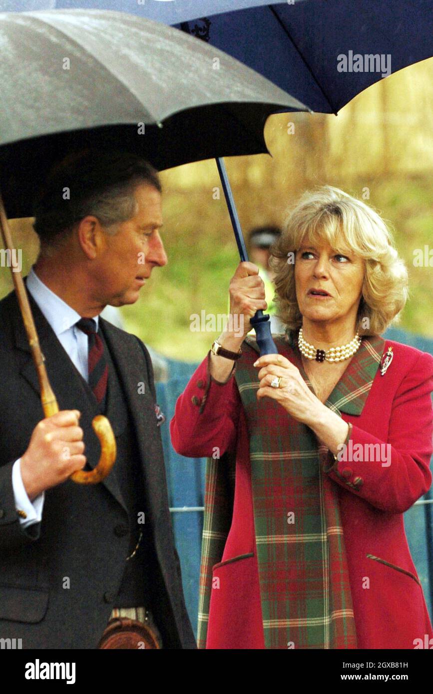 Das Königspaar Prince Charles und Camilla, Herzogin von Cornwall (bekannt als Herzogin von Rothesay in Schottland) nehmen sich von ihren Flitterwochen in Birkhall auf dem Aberdeenshire Estate der Queen Zeit, um am 14. April ihre erste gemeinsame offizielle Verlobung zum Monaltria Park-Kinderspielplatz in Ballater bei Balmoral zu Unternehmen. 2005 in Aberdeenshire, Schottland. Anwar Hussein/allactiondigital.com *** Ortsüberschrift *** Prinz Charles; Herzogin von Rothesay Stockfoto