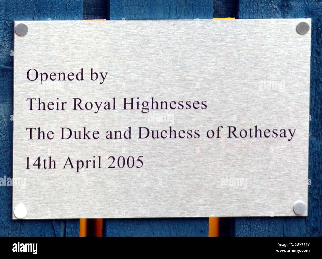 Das Königspaar Prince Charles und Camilla, Herzogin von Cornwall (bekannt als Herzogin von Rothesay in Schottland) nehmen sich von ihren Flitterwochen in Birkhall auf dem Aberdeenshire Estate der Queen Zeit, um am 14. April ihre erste gemeinsame offizielle Verlobung zum Monaltria Park-Kinderspielplatz in Ballater bei Balmoral zu Unternehmen. 2005 in Aberdeenshire, Schottland. Anwar Hussein/allactiondigital.com *** Ortsüberschrift *** Prinz Charles; Herzogin von Rothesay Stockfoto