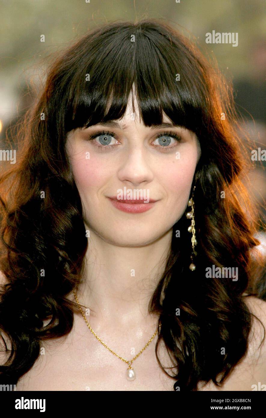 Zooey Deschanel bei der Weltpremiere von The Hitchhiker's Guide to the Galaxy, einer Verfilmung des verstorbenen Douglas Adams' Buches. Die Veranstaltung fand im UCI Empire in London statt und der Film wird am 29. April in den USA und im Rest der Welt zwischen Juni und 2005. August eröffnet. Stockfoto