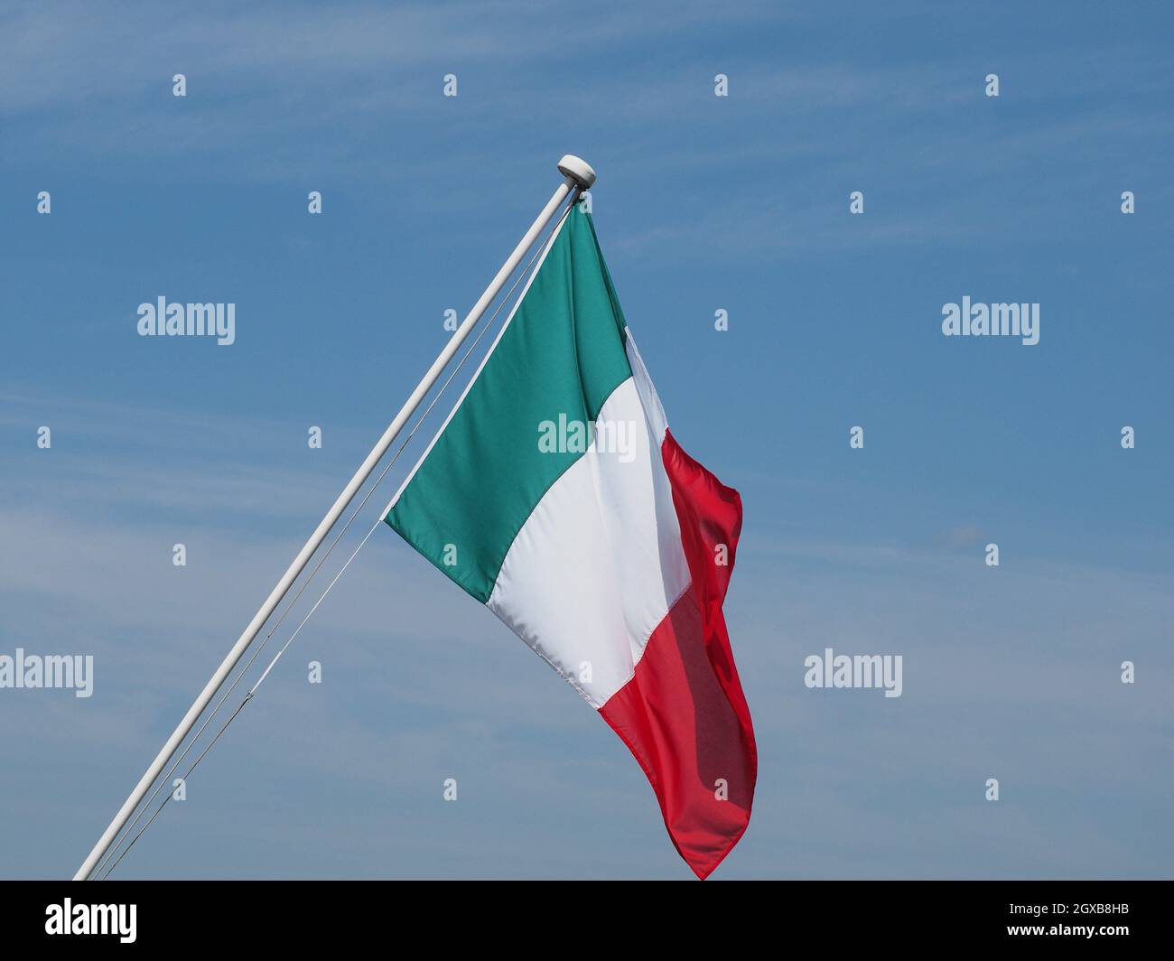 Die italienische Nationalflagge von Italien, Europa über blauem Himmel. Stockfoto