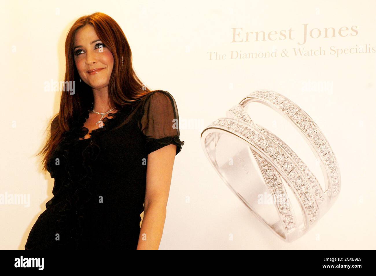 Lisa Snowdon eröffnet den Flagship-Store des Diamanten- und  Uhrenspezialisten Ernest Jones, Kings Road, London, 4. Mai Stockfotografie  - Alamy