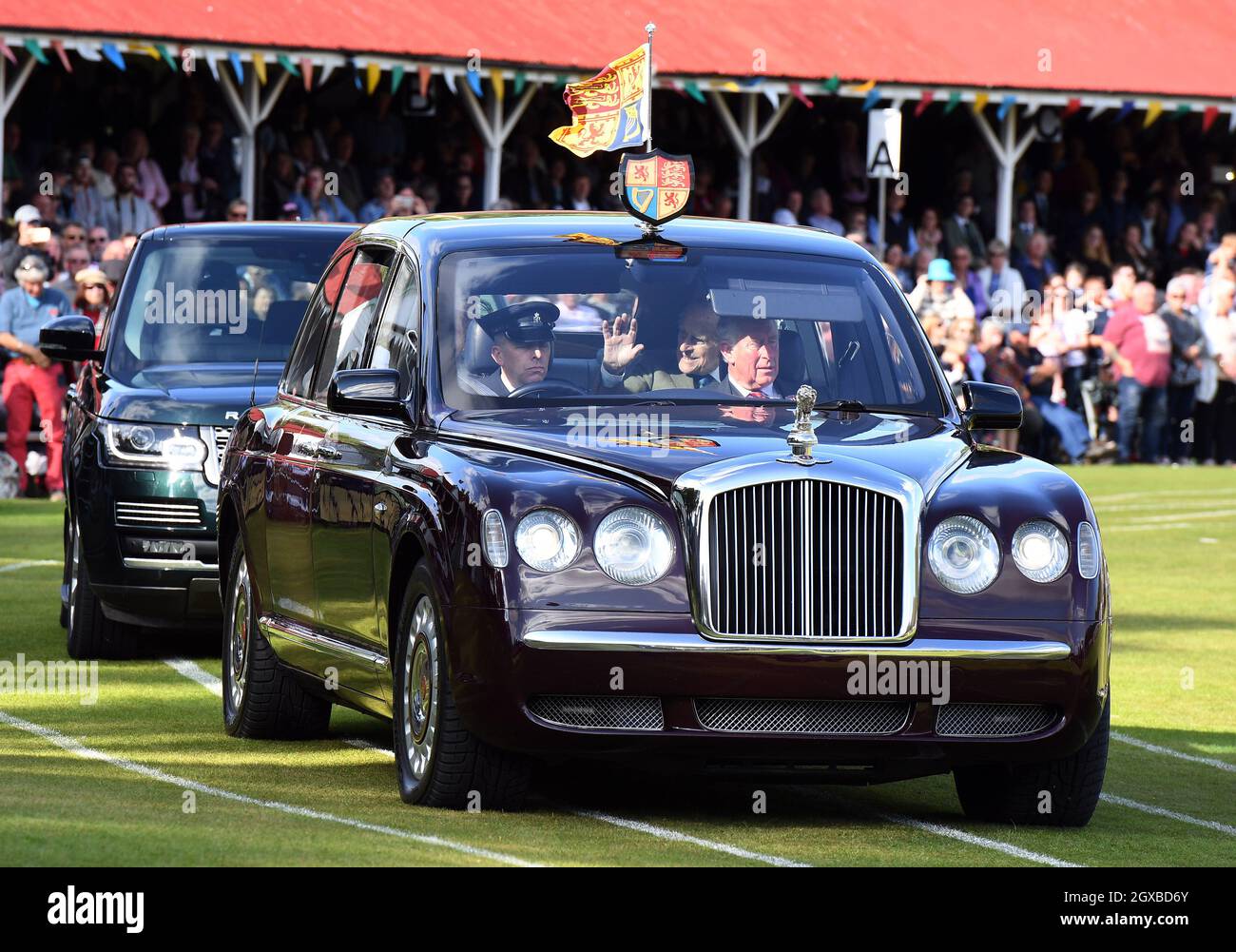 Prinz Philip, Duke of Edinburgh, wappt, als er im Royal Rolls Royce ankommt, um an den Braemar Highland Games 2017 teilzunehmen, mit Königin Elizabeth ll und Prinz Charles, Prinz von Wales am 2. September 2017. Stockfoto