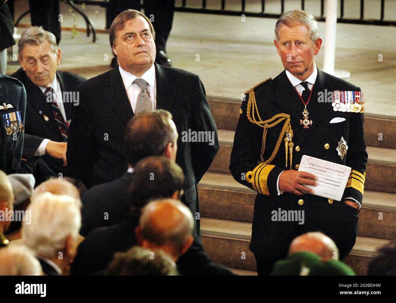 Der Prinz von Wales (rechts) und der stellvertretende Premierminister John Prescott bei einem Empfang der Burma-Stars in der Westminster Hall im Zentrum von London am Sonntag, dem 21. August 2005, um des 60. Jahrestages des VJ Day zu gedenken. Anwar Hussein/allactiondigital.com Stockfoto