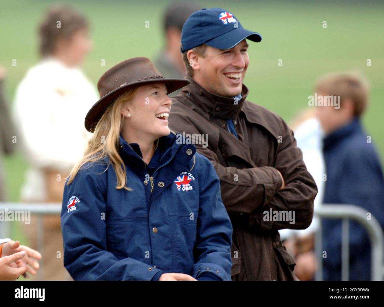 Peter Phillips und seine Freundin Autumn Kelly lächeln, als sie Zara Phillips beim Abschluss des letzten Springturms mit einer klaren Runde zum Europameister bei den Blenheim Petplan European Eventing Championships im Blenheim Palace, England, zusehen. Anwar Hussein/allactiondigital.com *** Ortsüberschrift *** Zara Phillips Stockfoto