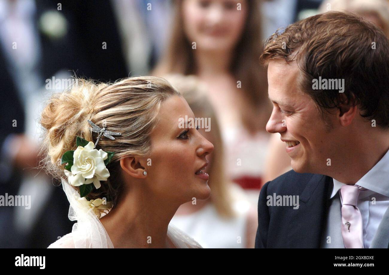 Tom Parker-Bowles und seine neue Frau Sara küssen sich, als sie die St. Nicholkirche nach ihrer Hochzeitszeremonie in Henley-on-Thames, England, verlassen. Anwar Hussein/allactiondigital.com Stockfoto