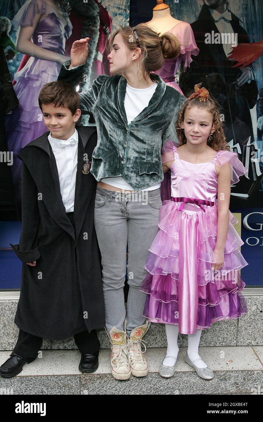 Emma Watson, alias Hermine Granger, brachte die Harry Potter und den  Feuerkelch-Kleidungs- und Dress-up-Reihe in Marks and Spencer, Marble Arch,  London, auf den Markt Stockfotografie - Alamy