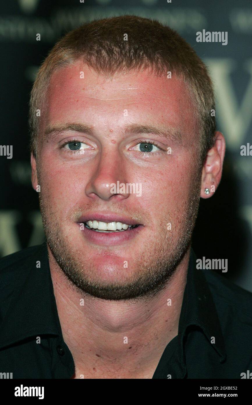 Andrew Flintoff bei Waterstone's in der Oxford Street, London. Der