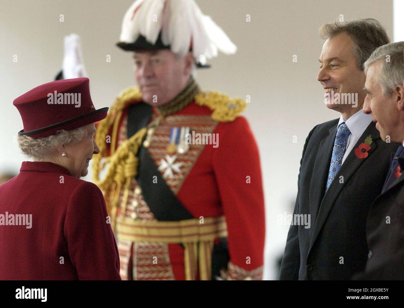 Königin Elizabeth wird am ersten Tag ihres 3-tägigen Staatsbesuchs in London mit Premierminister Tony Blair und Außenminister Jack Straw während einer feierlichen Begrüßung des chinesischen Präsidenten Hu Jintao und seiner Frau Liu Yonquing bei der Horse Guards Parade chatten. Anwar Hussein/allactiondigital.com Stockfoto