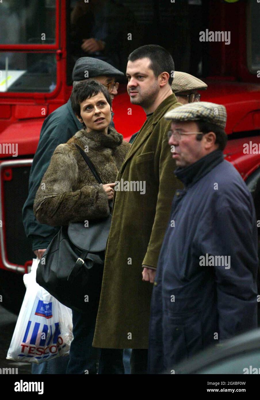Lisa Stansfield und ihre Partnerin bei einem Spaziergang im Westen Londons. Der Sänger von Rochdale hielt an, um zu demonstrieren, was wie ein Pantomime-Tanz oder vielleicht eine Madonna-Vogue aussah. Stockfoto