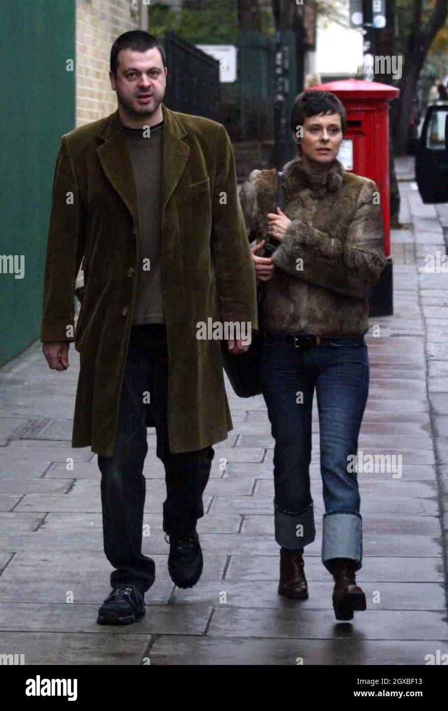 Lisa Stansfield und ihre Partnerin bei einem Spaziergang im Westen Londons. Der Sänger von Rochdale hielt an, um zu demonstrieren, was wie ein Pantomime-Tanz oder vielleicht eine Madonna-Vogue aussah. Stockfoto