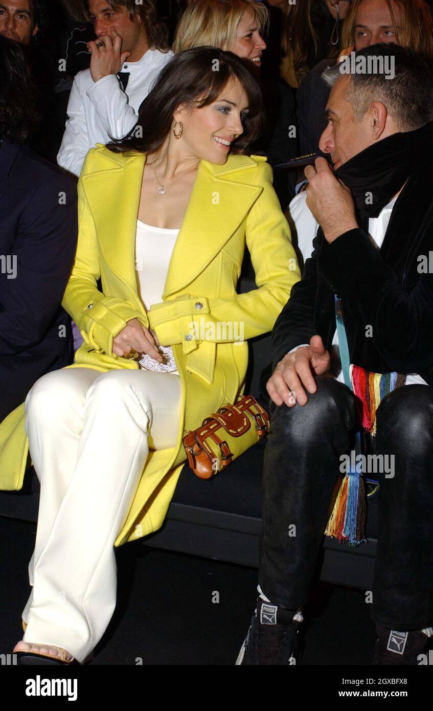 Elizabeth Hurley auf der Versace Fashion Show 2004/2005 zur Milan Fashion Week. Stockfoto