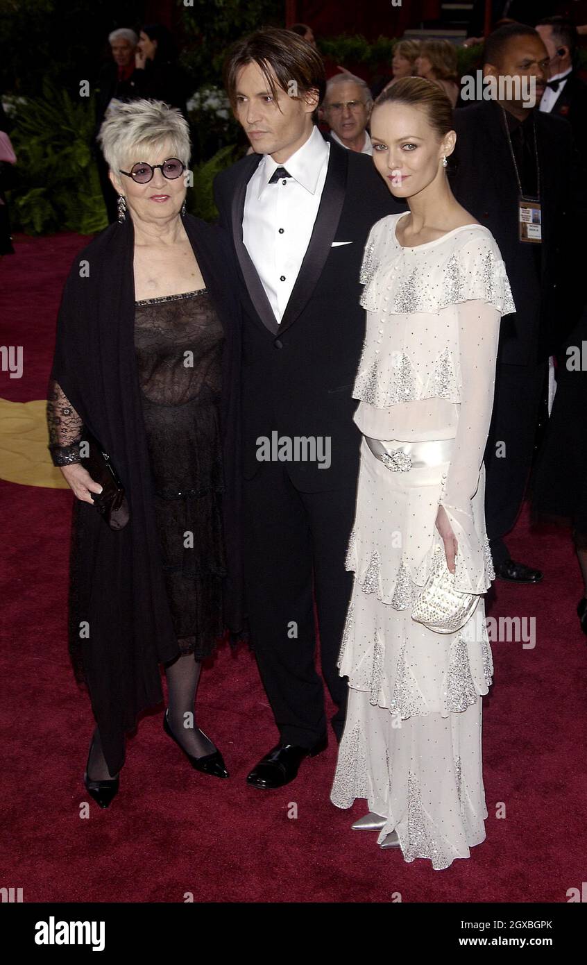 Vanessa Paradis und Johnny Deep spielen bei den 76. Annual Academy Awards im Kodak Theater in LA. Stockfoto