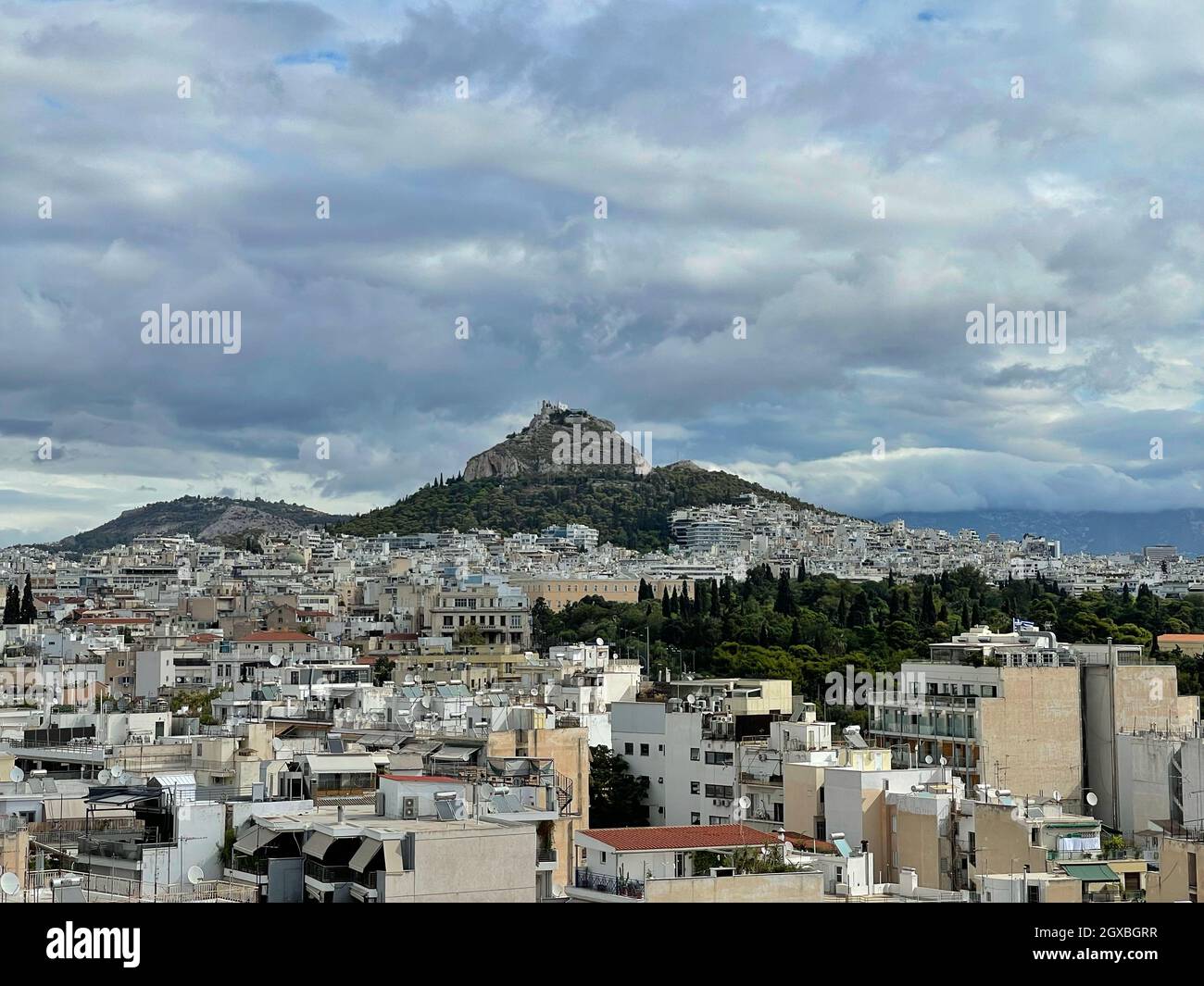 Blick auf den Lycabettus-Hügel und das Stadtbild, Athen, Attika, Griechenland Stockfoto