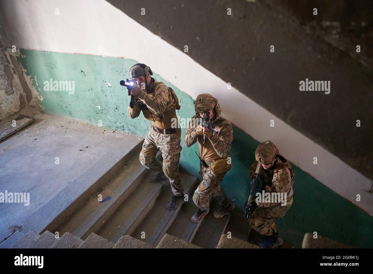 Special Forces Trupp Team von uns Marines Soldaten besteigen Treppen in taktischer Formation Stockfoto