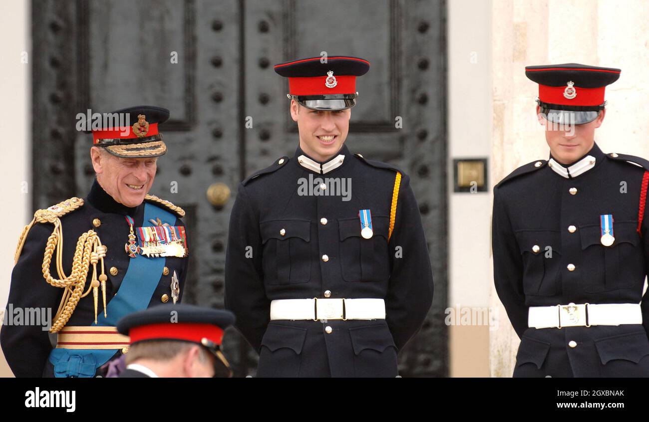 (L-R) Prinz Philip, Herzog von Edinburgh, Prinz William und Prinz Harry lächeln. Stockfoto