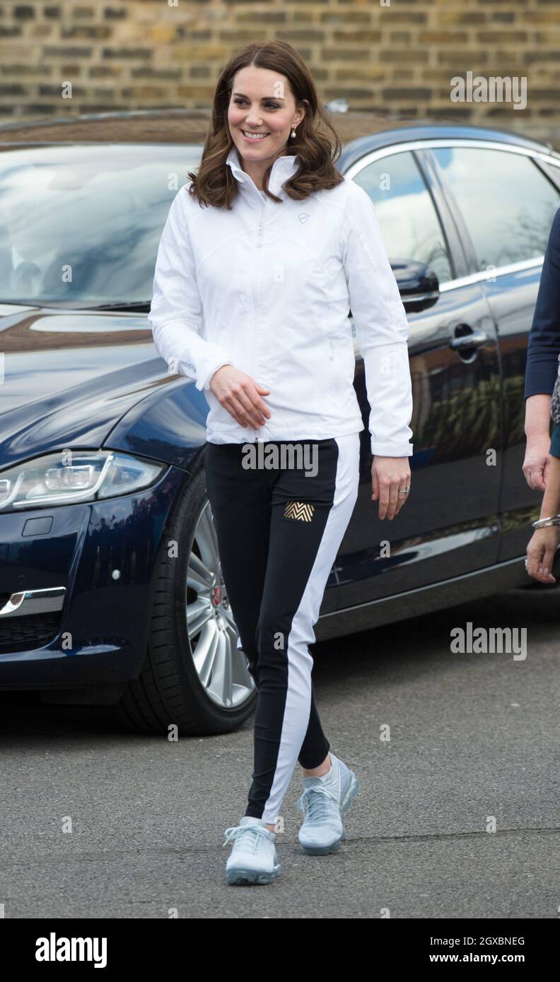 Catherine, Herzogin von Cambridge, trägt einen schwarz-weißen Trainingsanzug und besucht die Bond Primary School in London, um die Arbeit der Wimbledon Junior Tennis Initiative zu sehen Stockfoto