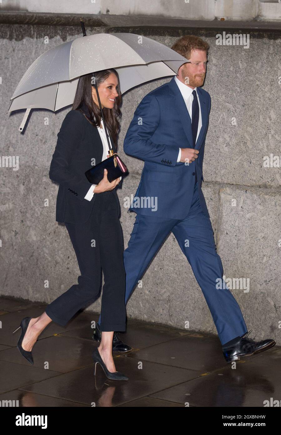 Prinz Harry und Meghan Markle, die gemeinsam an ihrem ersten offiziellen Engagement teilnehmen, kommen am 01. Februar 2018 bei den Endeavour Fund Awards in der Goldsmiths' Hall in London an. Frau Markle trug zu diesem Anlass einen dunklen Alexander McQueen Hosenanzug und ein weißes Hemd. Stockfoto