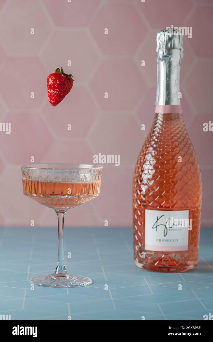 Rosé Prosecco, in den Erdbeeren fallen Stockfoto